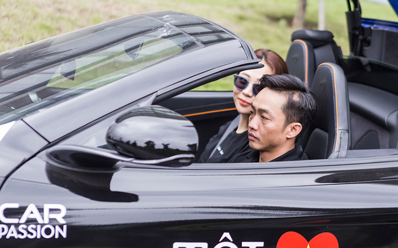 Dàn siêu xe Car & Passion bị bủa vây trên đường phố Hà Nội